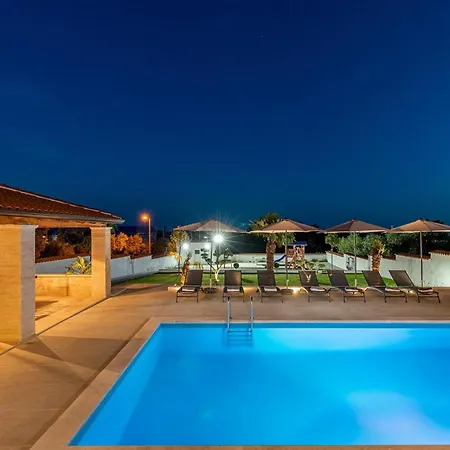 Villa Aesthetic With Private Pool Buici