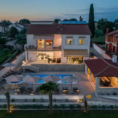 Aesthetic With Private Pool Villa Buici